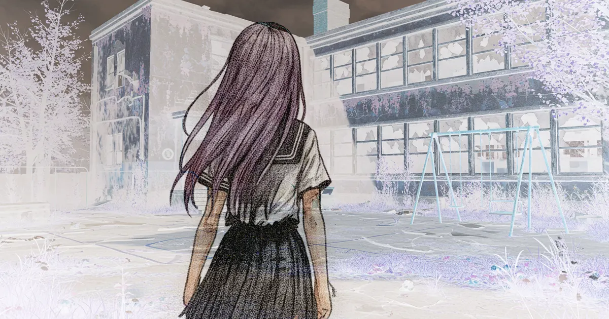 静かな校舎を背景に佇む女性