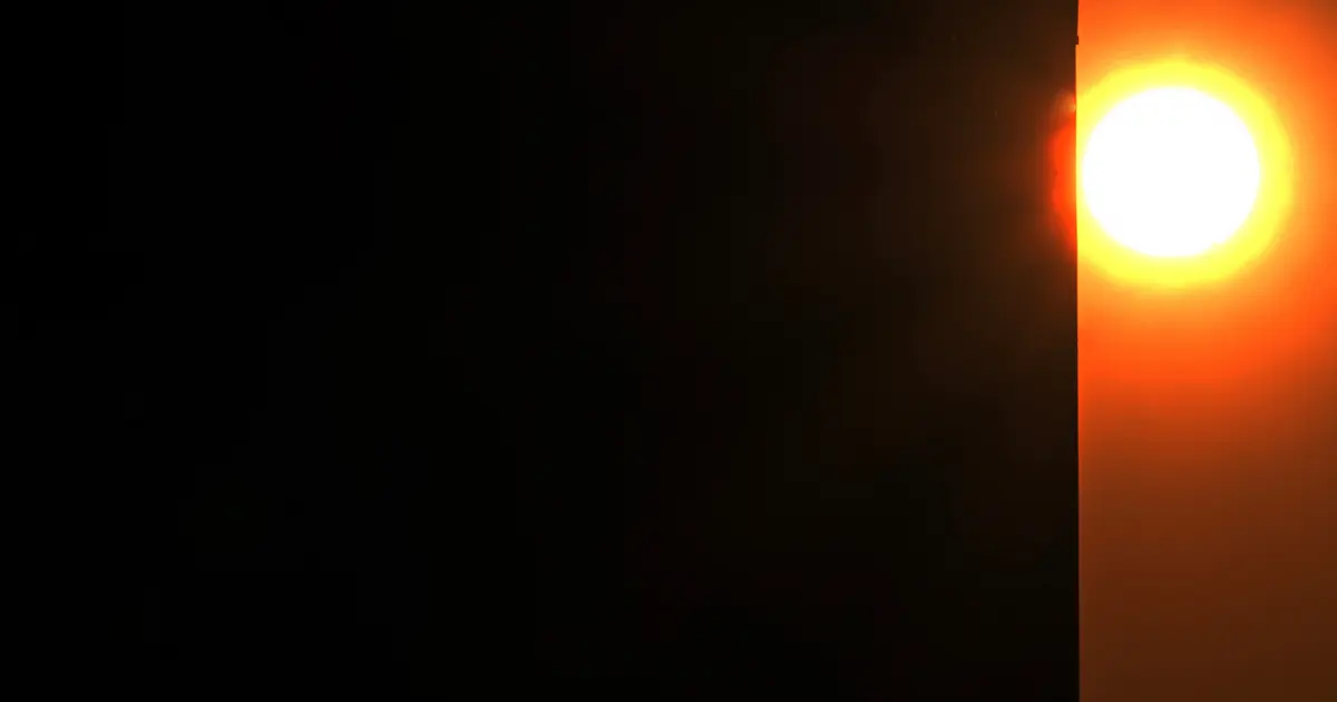 暗い壁に差し込む光の写真