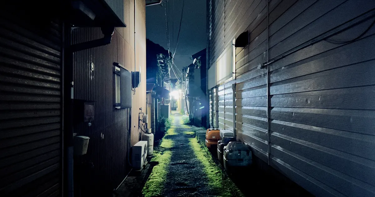 夜の路地裏を写した写真