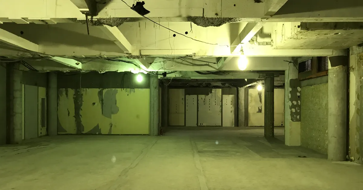 廃墟の室内を写した写真