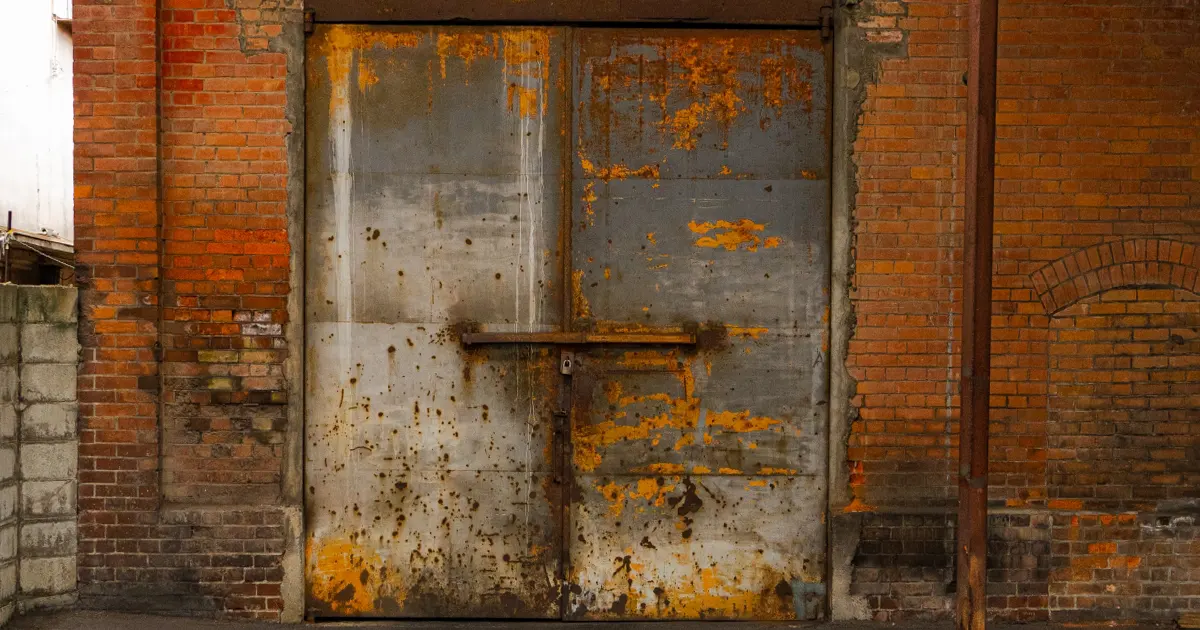 錆びた金属扉の質感を写した写真